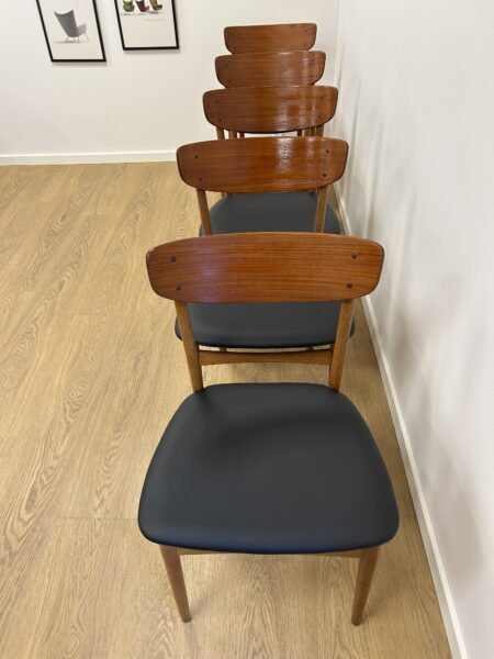Spisestole med teak ryg og eg stel,- S. Larsen's Møbelfabrik - Image 5