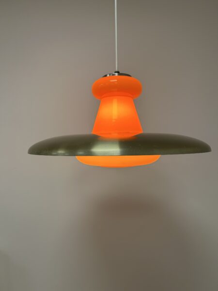 Retro Pendel i orange med champagnefarvet metalskærm, Design Gunnar Ander for Lindshammar.