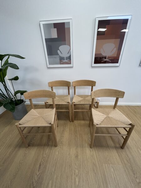 Folkestole J 39 i Eg, Designet af Børge Mogensen.