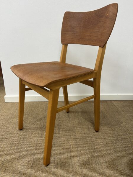 Skalstole Teak med formbøjet sæde.