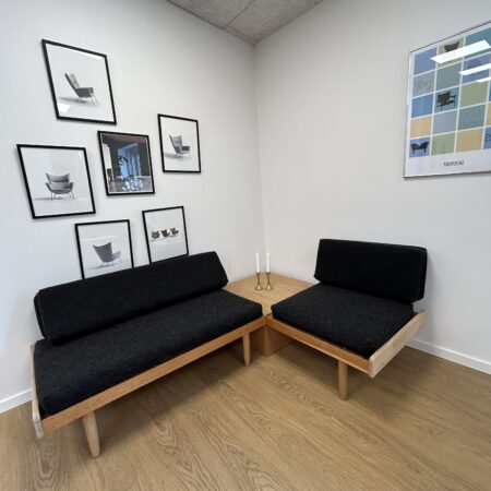 Hjørne briks i Eg, Design Ejvind A. Johansen