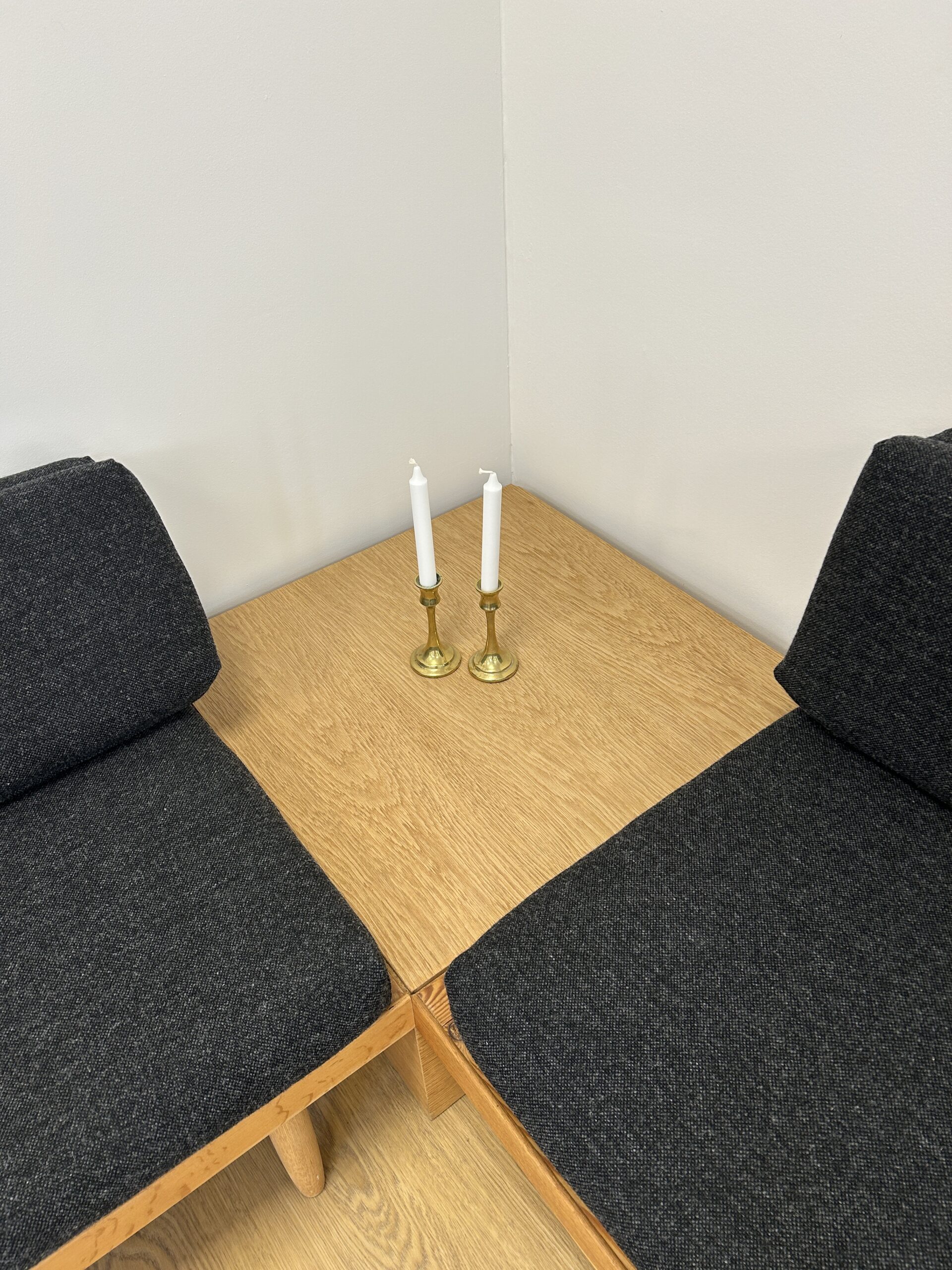 Hjørne briks i Eg, Design Ejvind A. Johansen - Billede 3