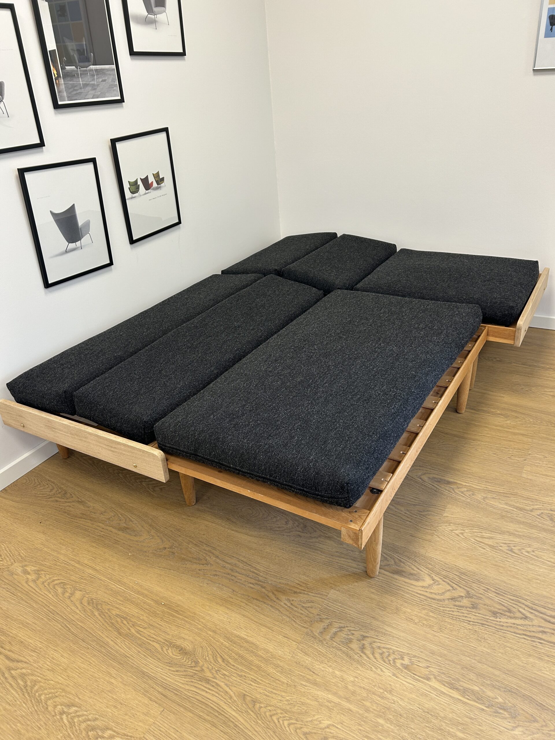 Hjørne briks i Eg, Design Ejvind A. Johansen - Billede 8