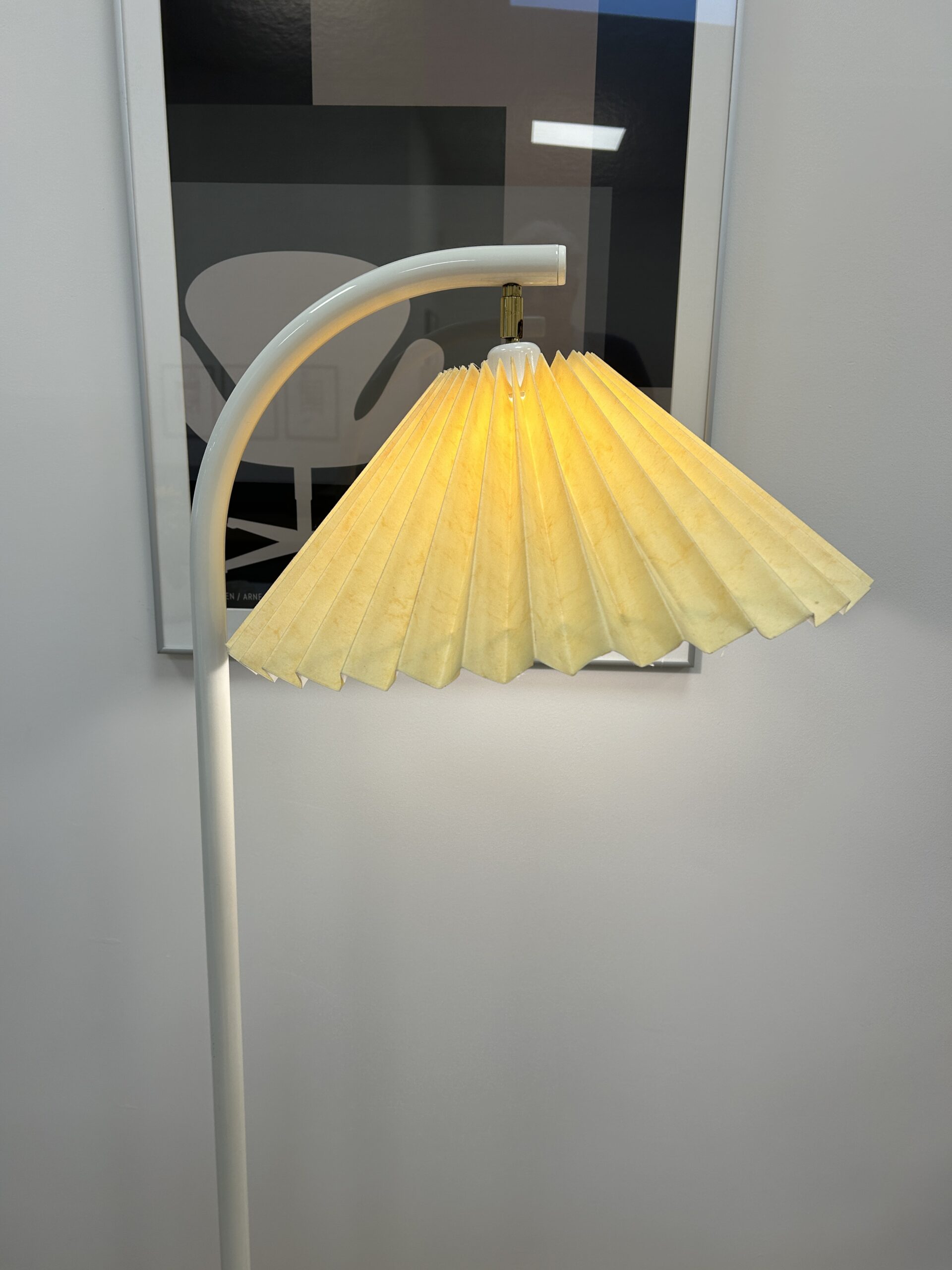 Hvid gulvlampe med plisseret skærm. - Billede 6