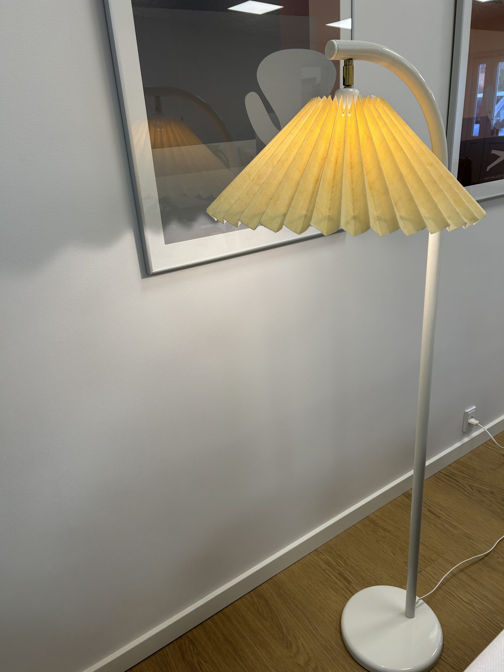 Hvid gulvlampe med plisseret skærm. - Billede 5
