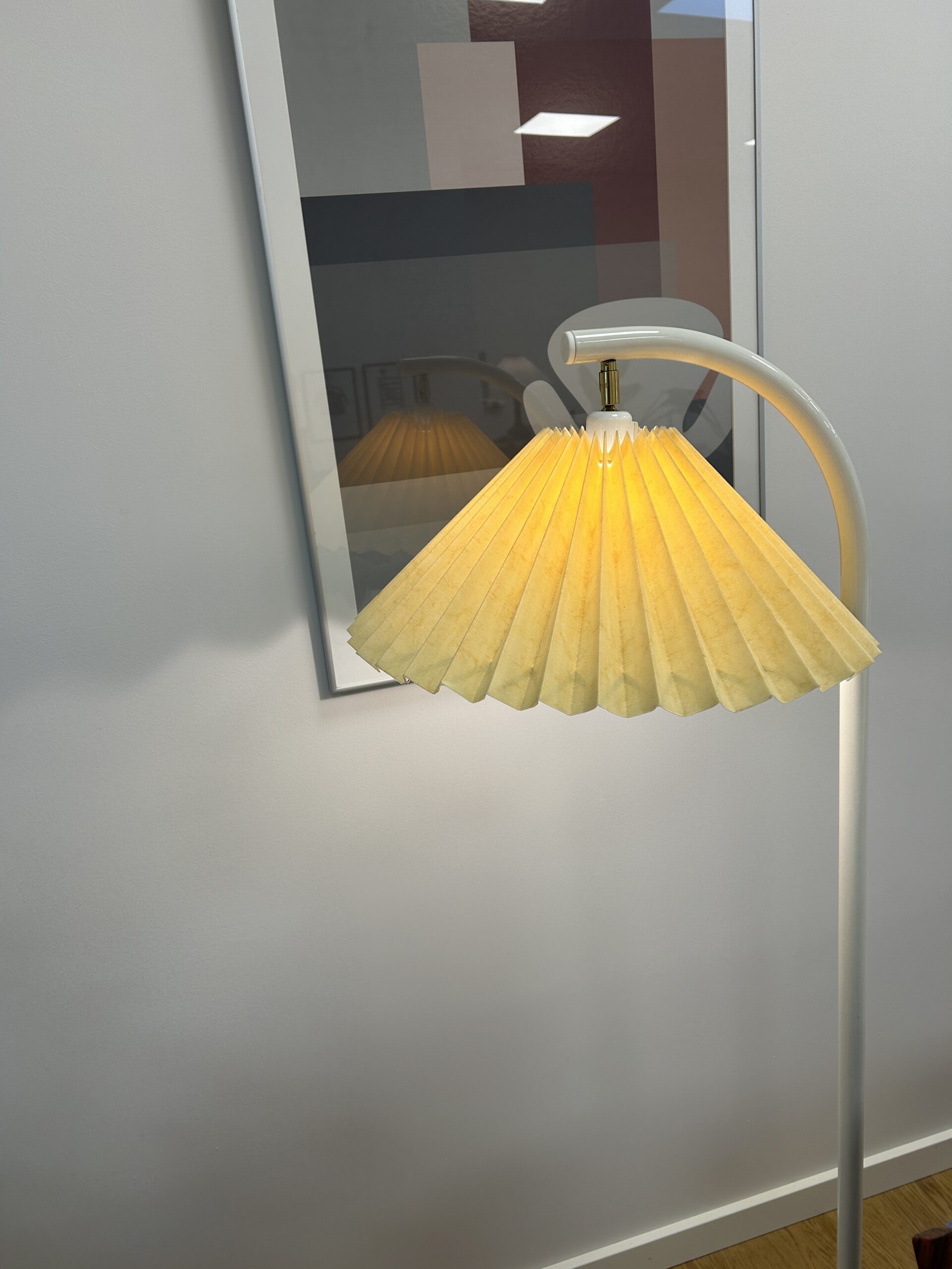 Hvid gulvlampe med plisseret skærm. - Billede 4