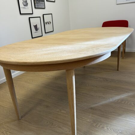 Skovmand & Andersen Rundt Spisebord med Trommestikben og Tillægsplader i Eg