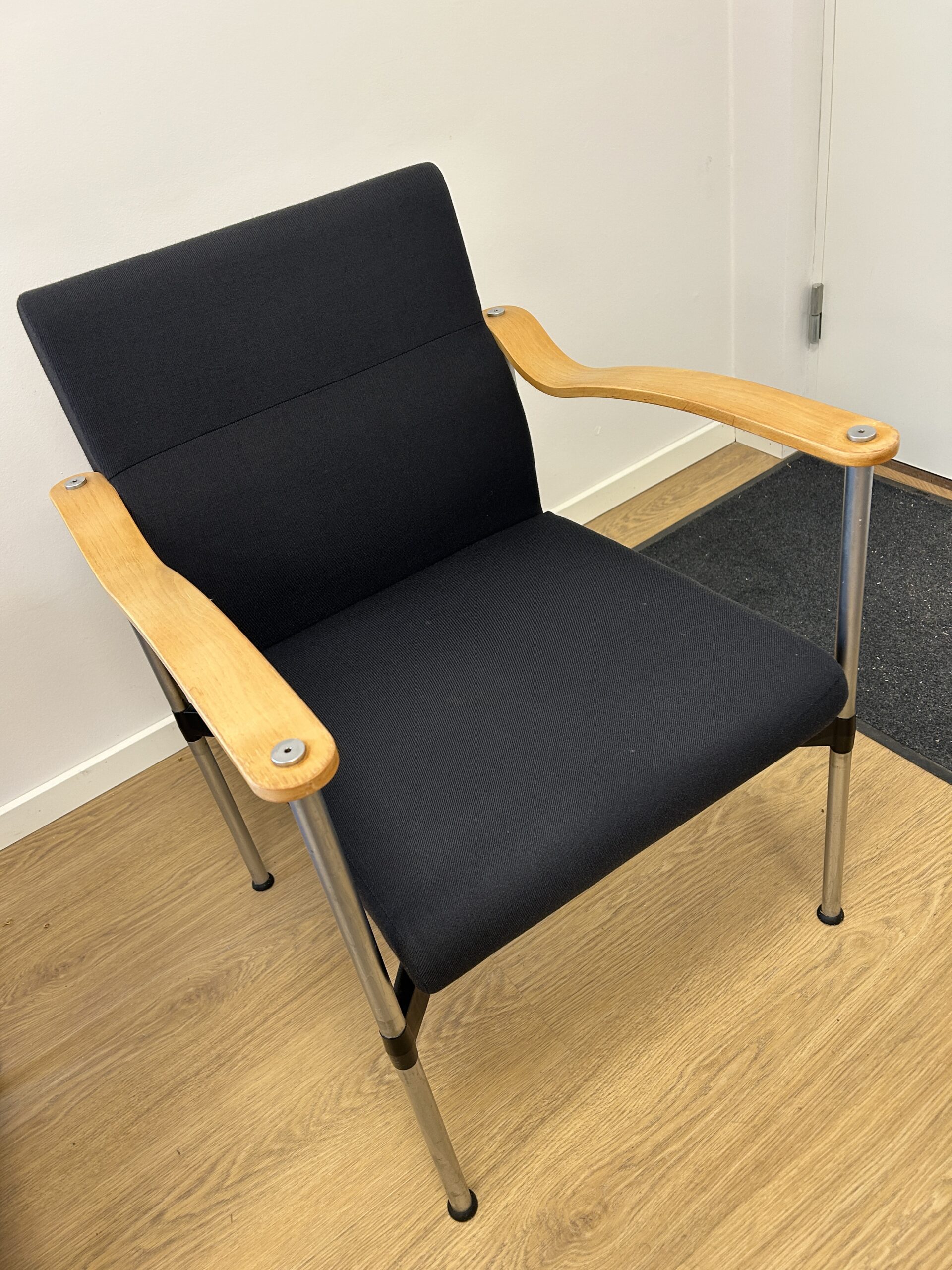 Retro Crome Cross Armstol – Komfort og Stil til Dit Hjem eller Kontor - Billede 2