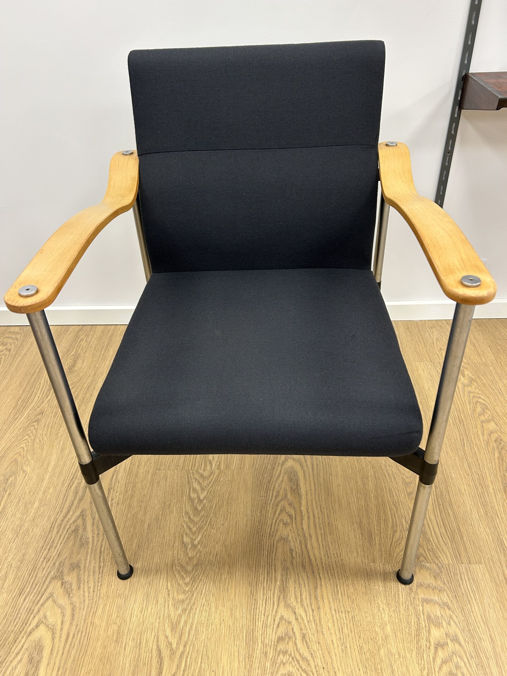 Retro Crome Cross Armstol – Komfort og Stil til Dit Hjem eller Kontor - Billede 3