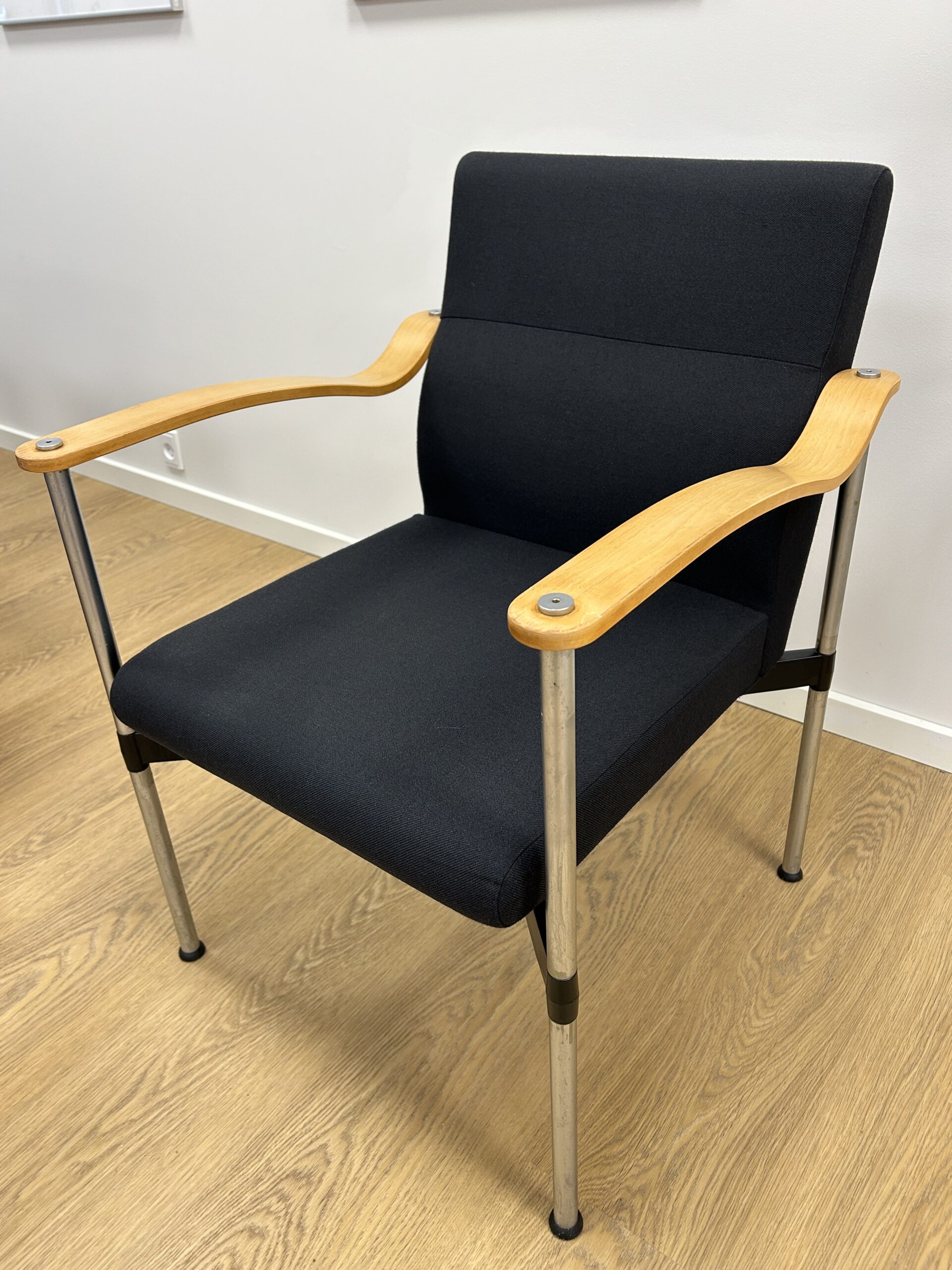 Retro Crome Cross Armstol – Komfort og Stil til Dit Hjem eller Kontor - Billede 4