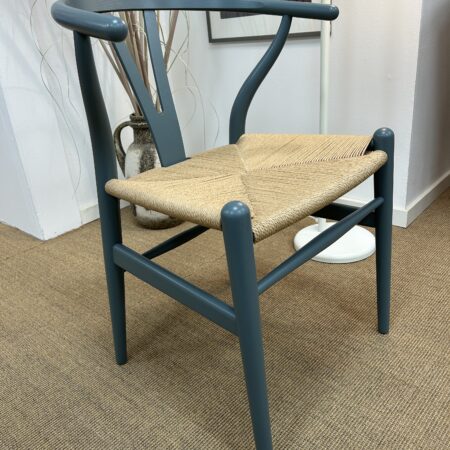 Y-stol pastelfarvet CH24, designet af Hans J. Wegner