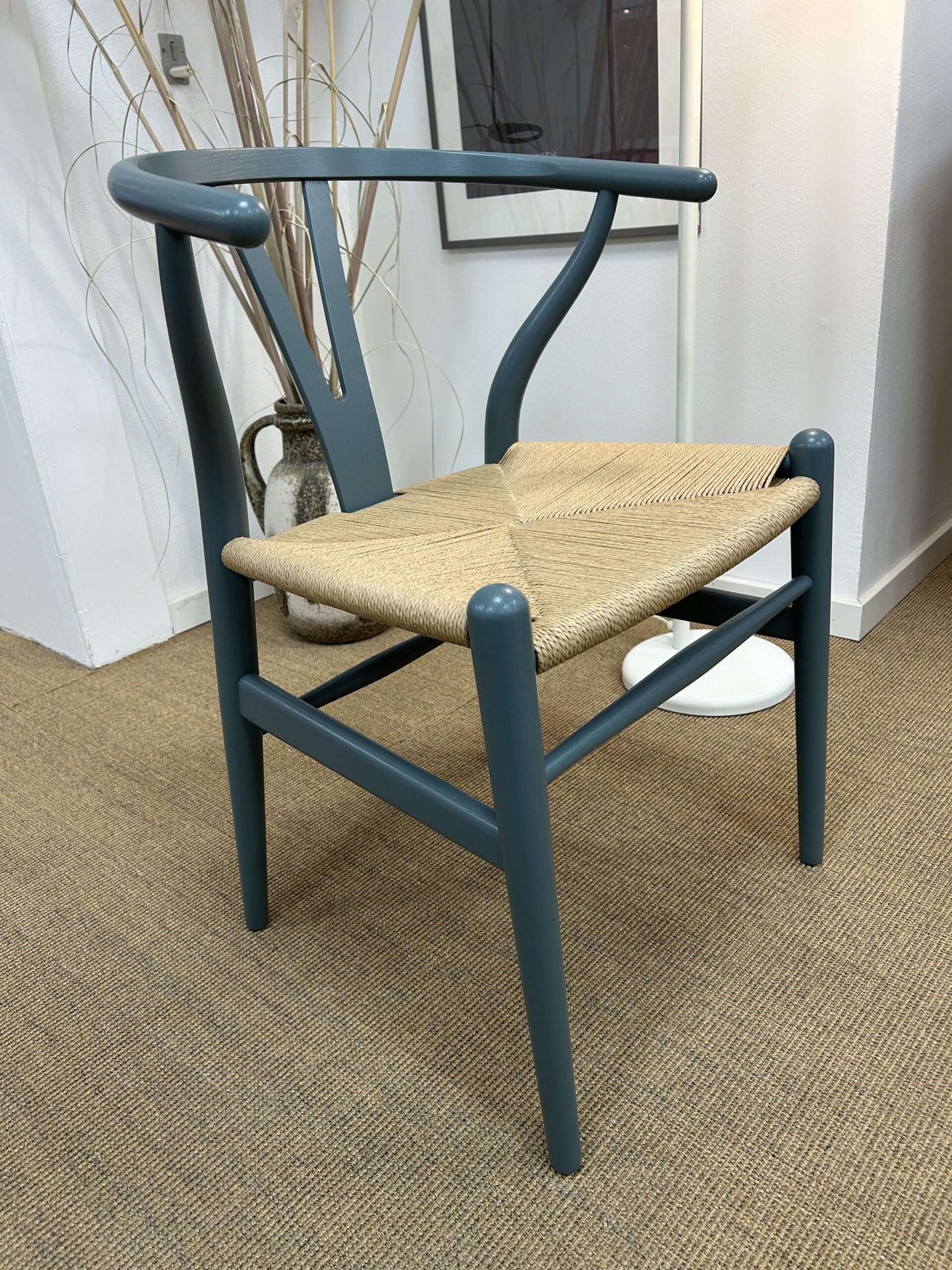 Y-stol pastelfarvet CH24, designet af Hans J. Wegner