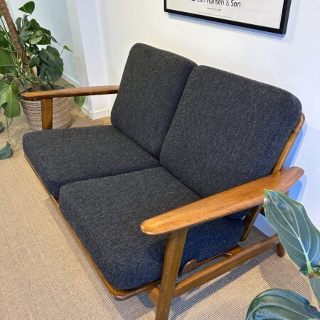 Sofa Ge-233/2, designet af Hans J. Wegner