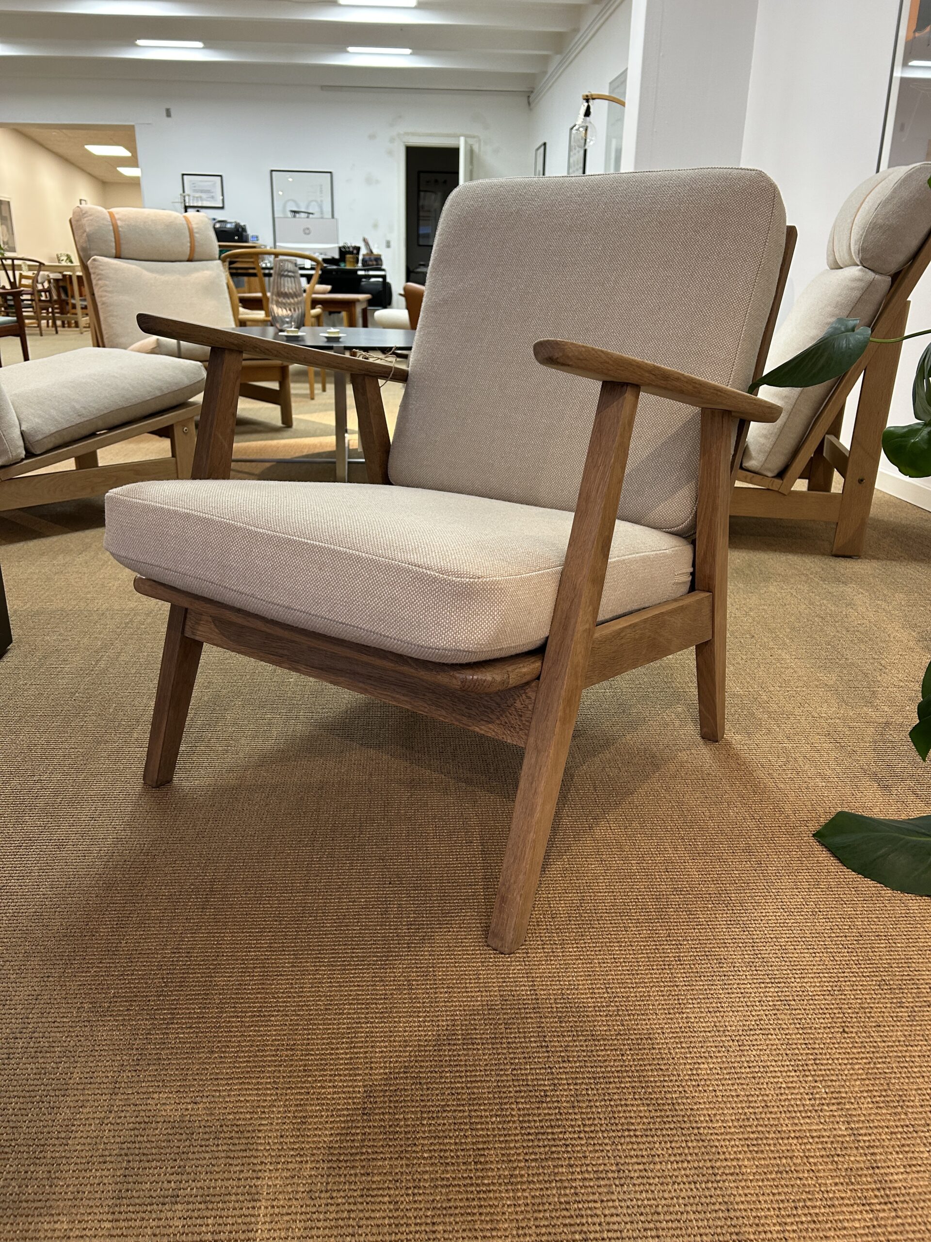 Lænestol i massiv Eg med Sandfarvet Hallingdal Uld.