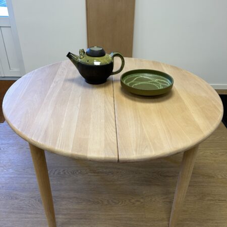 Rundt Spisebord i massiv Bøg 'Symphoni 82' fra Haslev Møbelsnedkeri med 2 tillægsplader.