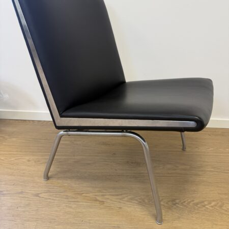 Lufthavnsstol AP-40, Polstret med sort Anilin,- Designet af Hans J. Wegner