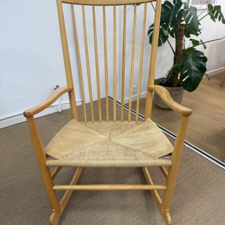 Gyngestol J16 i bøg, designet af Hans J. Wegner
