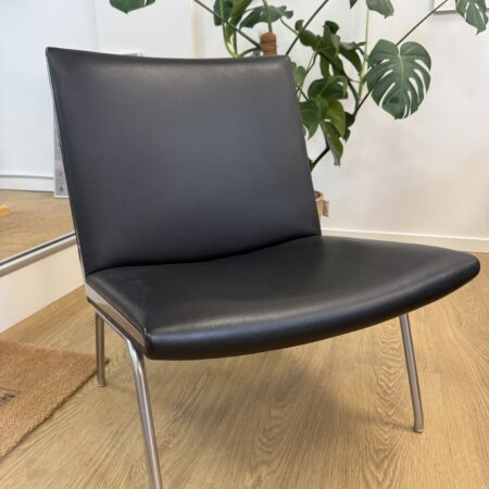 Lufthavnsstol AP-40, Polstret med sort Anilin,- Designet af Hans J. Wegner