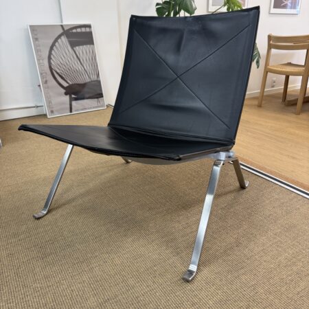 Lænestol sort læder, PK22 - designet af Poul Kjærholm (3)