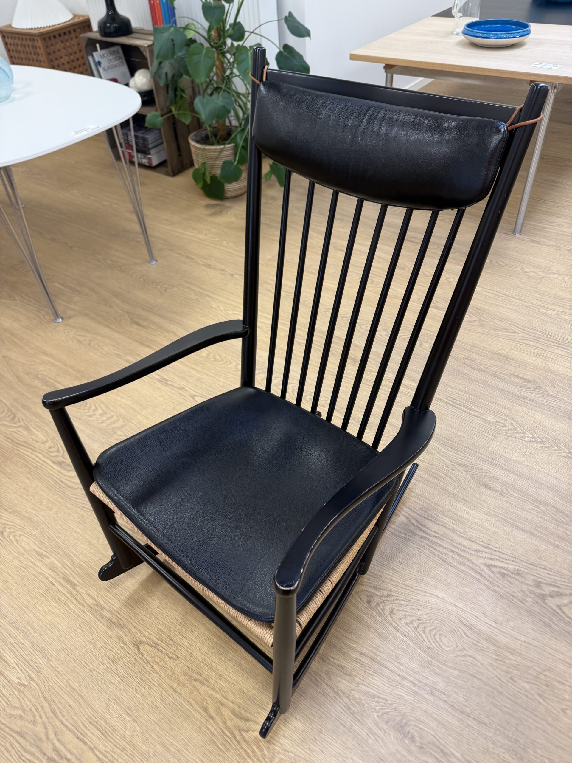 Hans J. Wegner Gyngestol J16 sort lakeret med hynde & nakkepude - Billede 11
