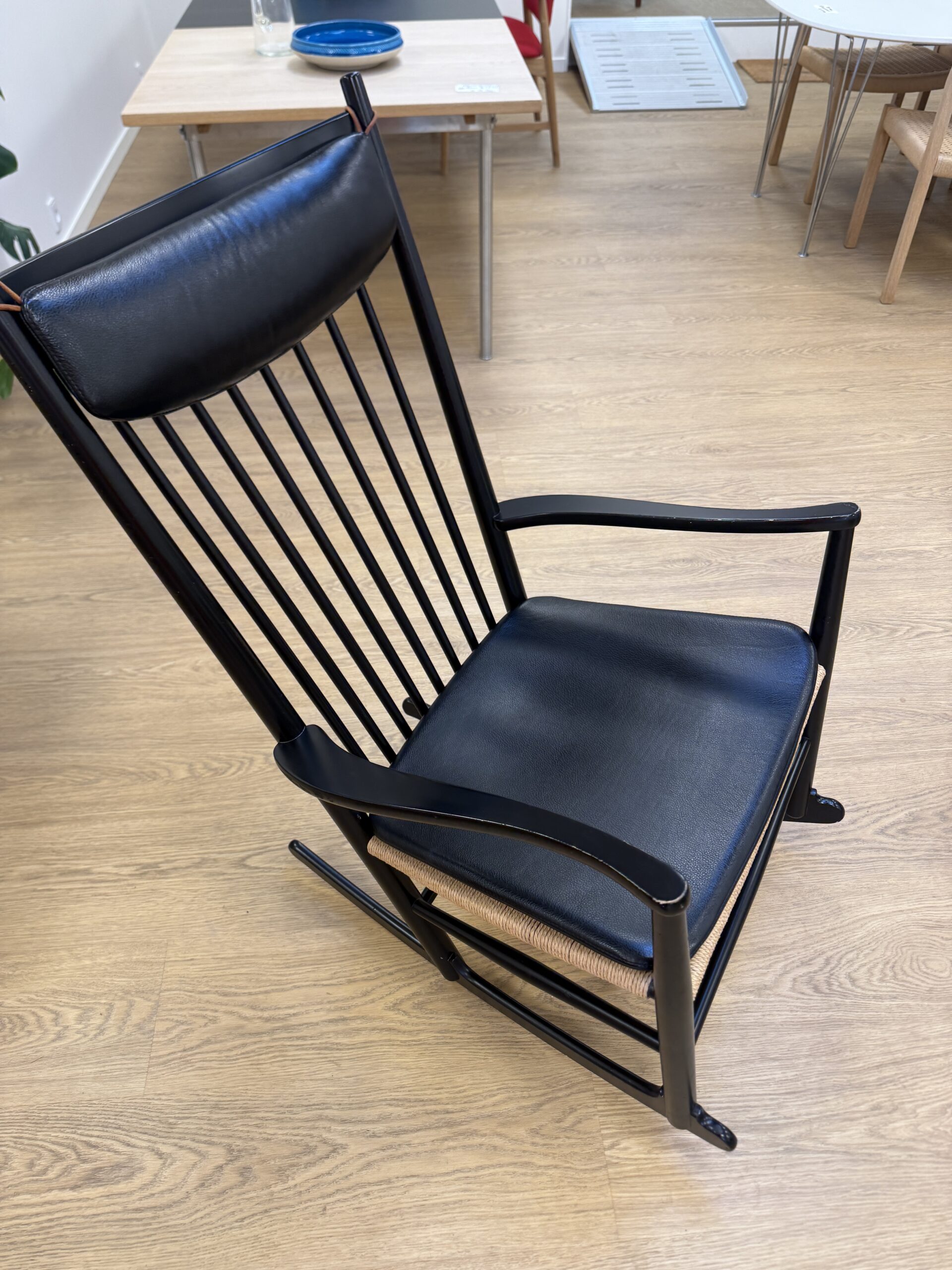 Hans J. Wegner Gyngestol J16 sort lakeret med hynde & nakkepude - Billede 10