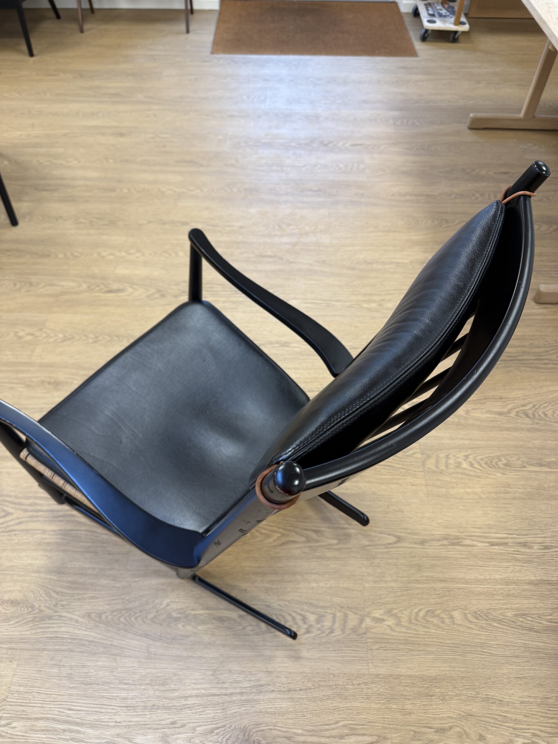 Hans J. Wegner Gyngestol J16 sort lakeret med hynde & nakkepude - Billede 9