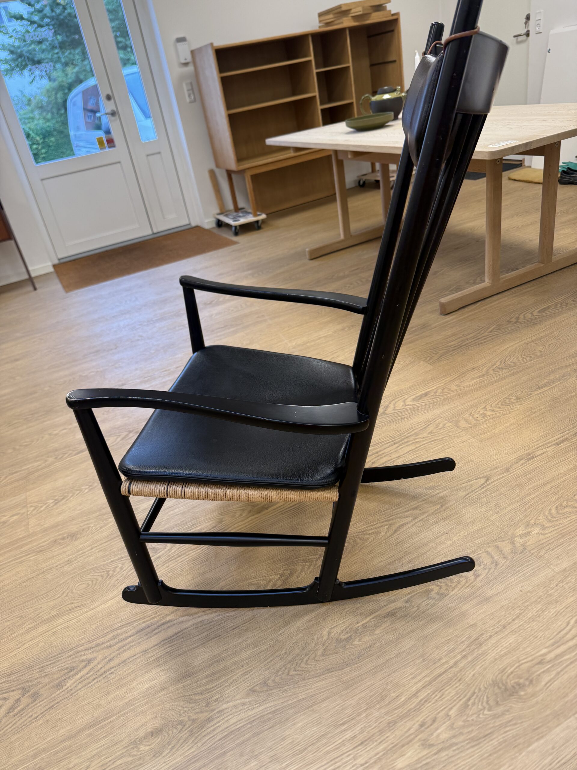 Hans J. Wegner Gyngestol J16 sort lakeret med hynde & nakkepude - Billede 8