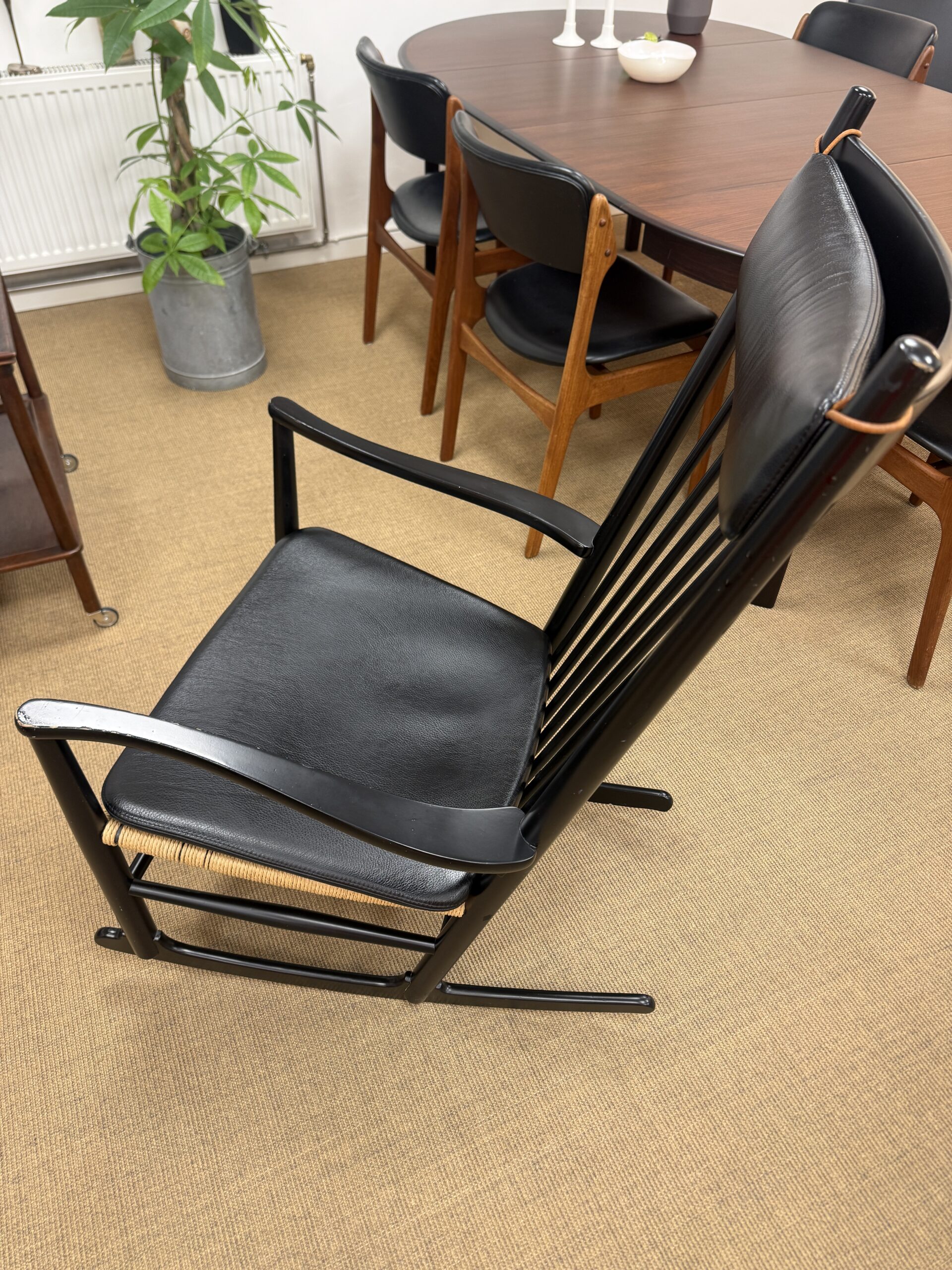 Hans J. Wegner Gyngestol J16 sort lakeret med hynde & nakkepude - Billede 7