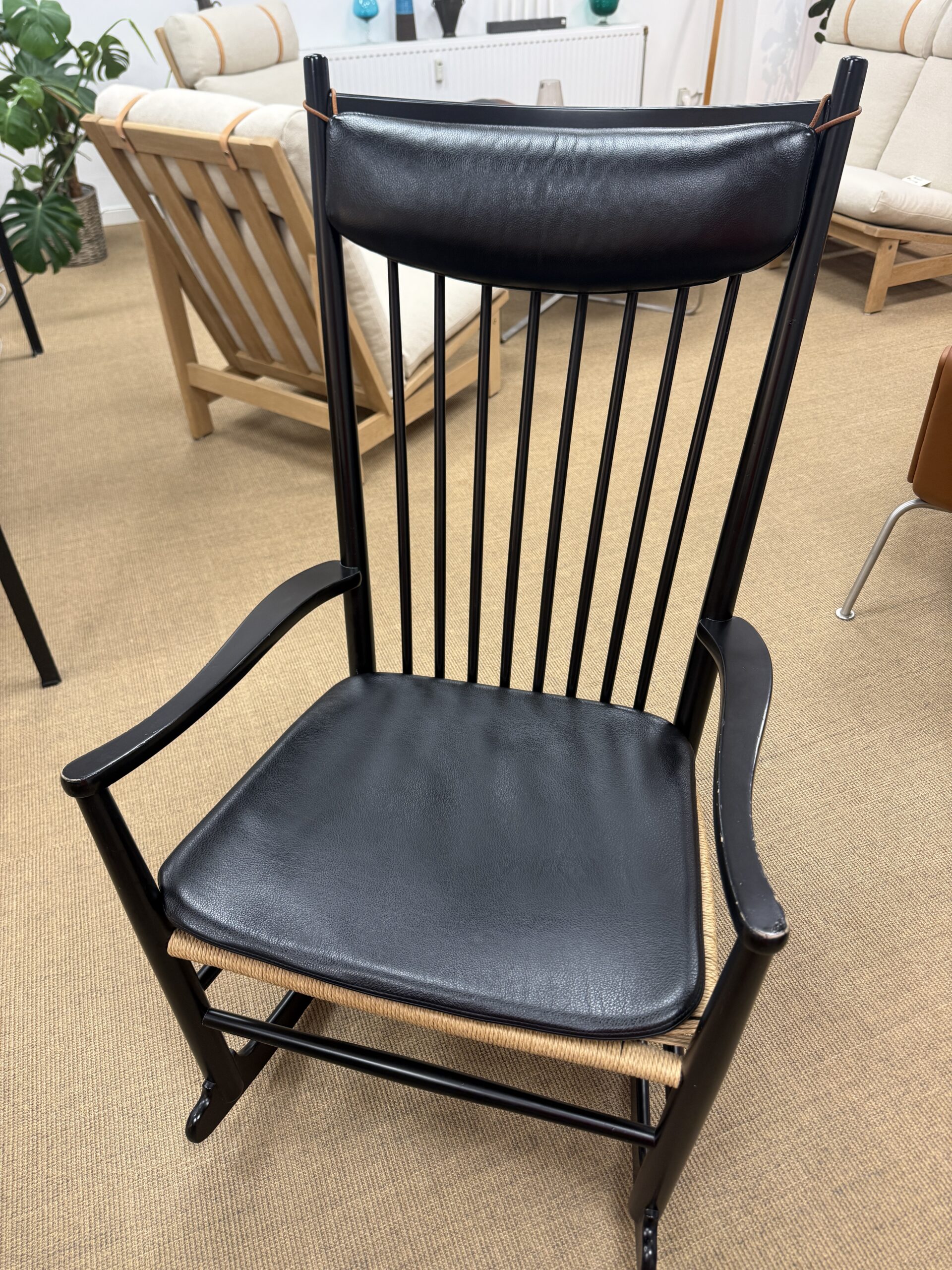 Hans J. Wegner Gyngestol J16 sort lakeret med hynde & nakkepude - Billede 12