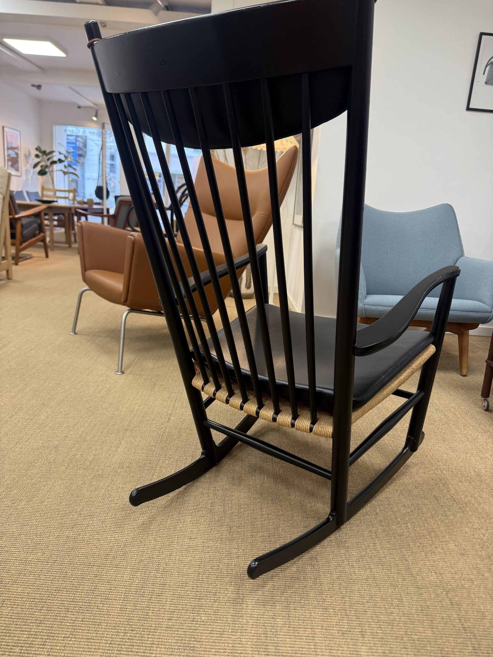 Hans J. Wegner Gyngestol J16 sort lakeret med hynde & nakkepude - Billede 2