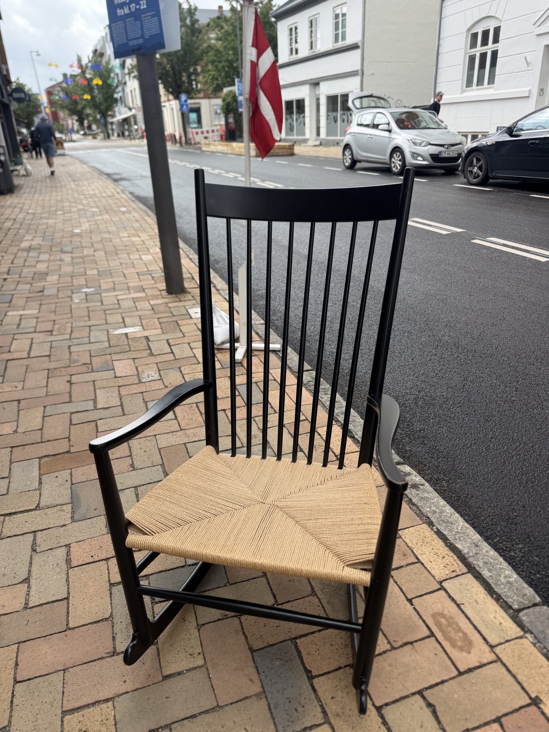 Hans J. Wegner Gyngestol J16 sort lakeret med hynde & nakkepude - Billede 3