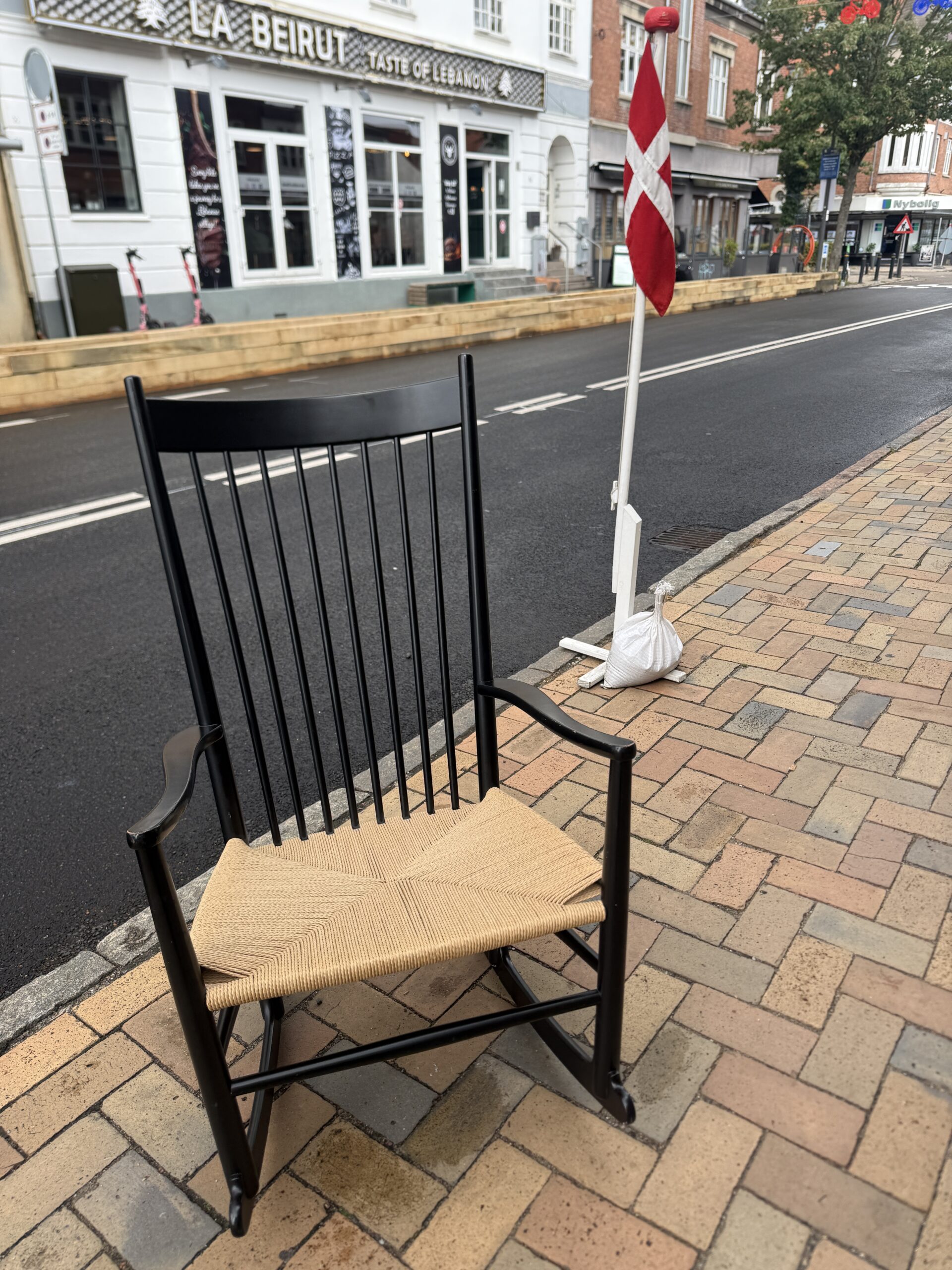 Hans J. Wegner Gyngestol J16 sort lakeret med hynde & nakkepude - Billede 4