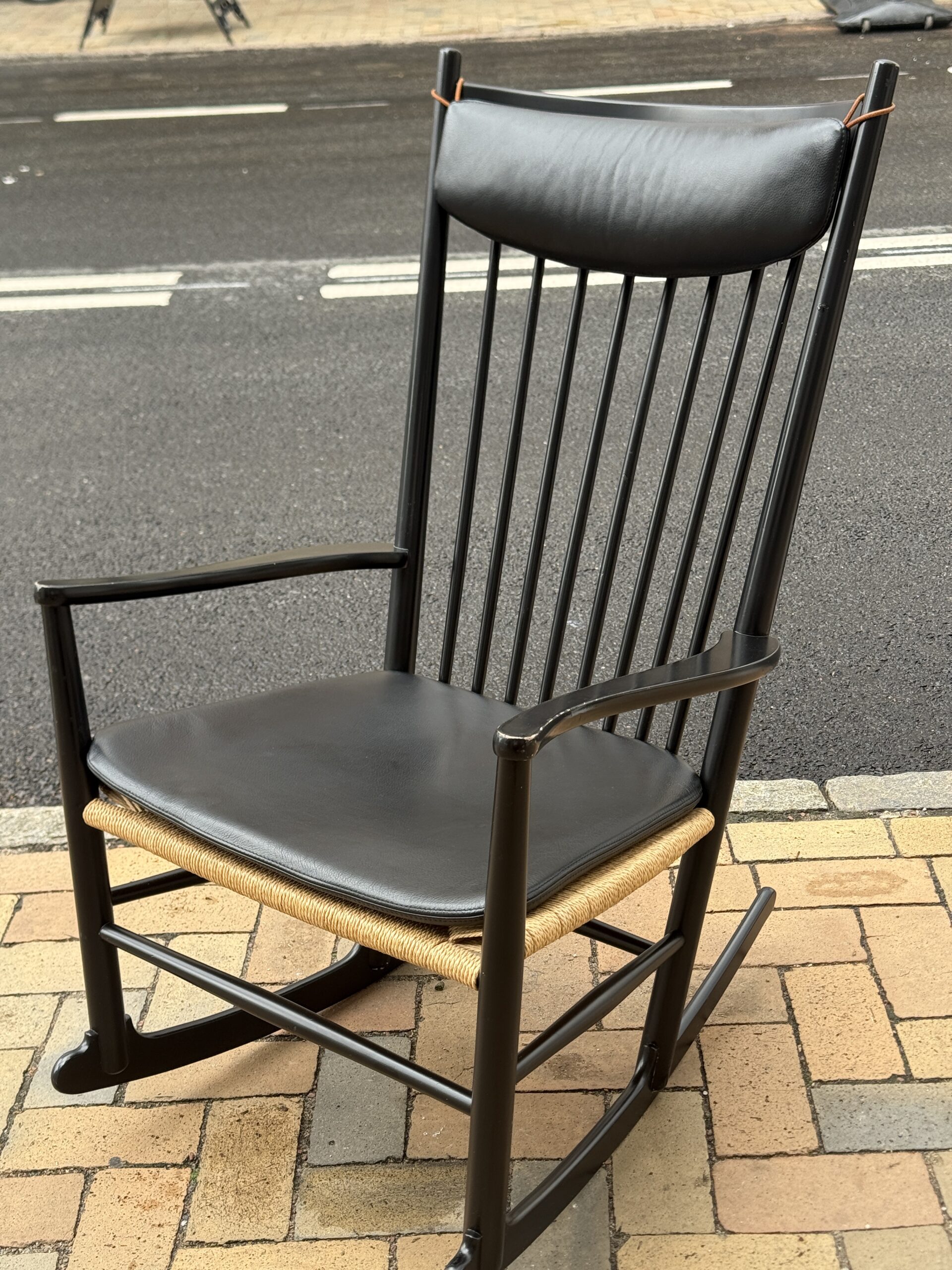 Hans J. Wegner Gyngestol J16 sort lakeret med hynde & nakkepude - Billede 6