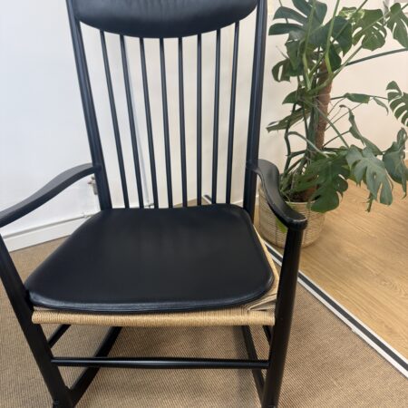 Hans J. Wegner Gyngestol J16 sort lakeret med hynde & nakkepude
