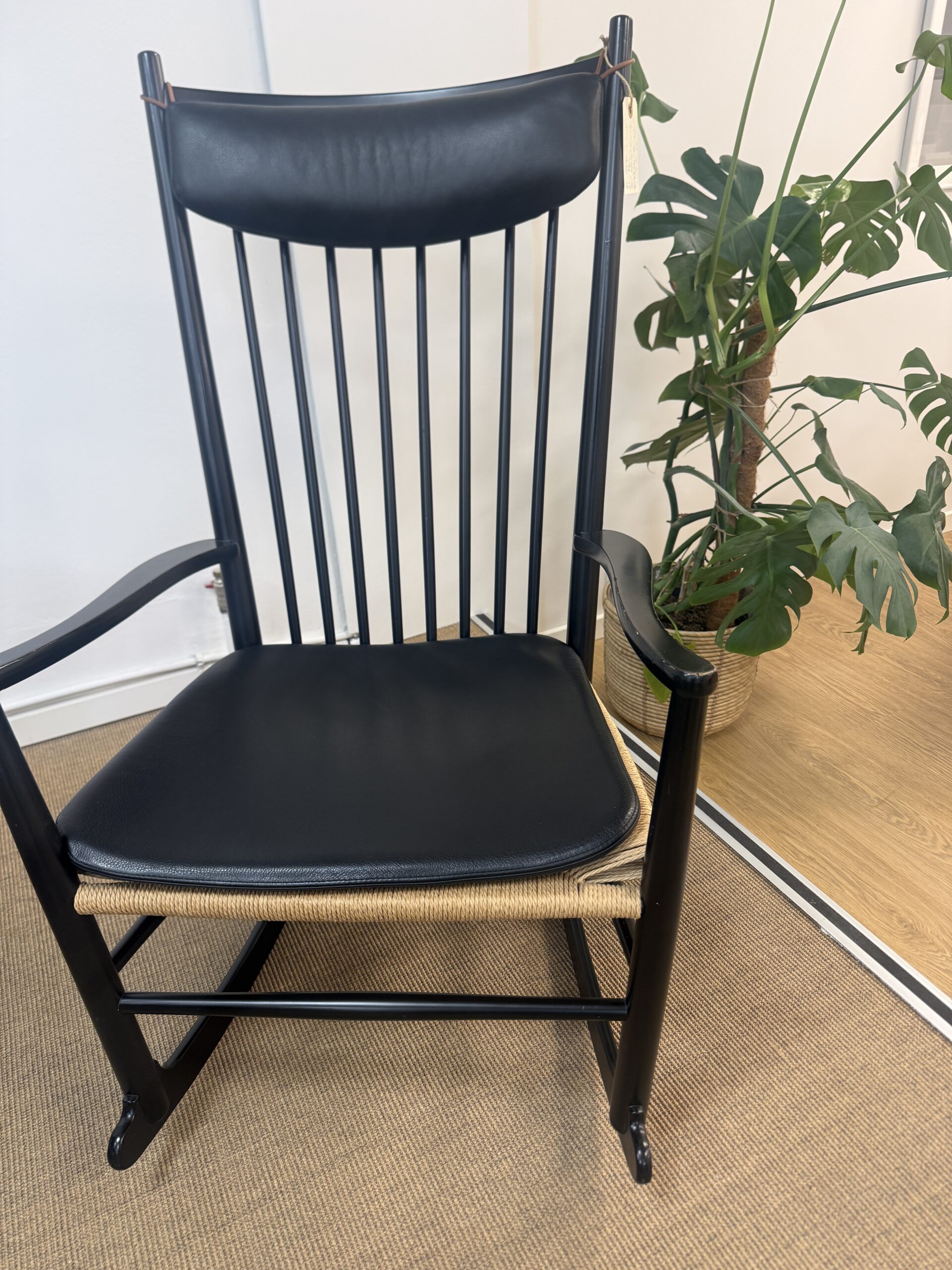 Hans J. Wegner Gyngestol J16 sort lakeret med hynde & nakkepude